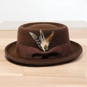 MEN'S MONTIQUE DARK BROWN PORK PIE FEDORA HAT WITH FEATHER ACCENT. H88.